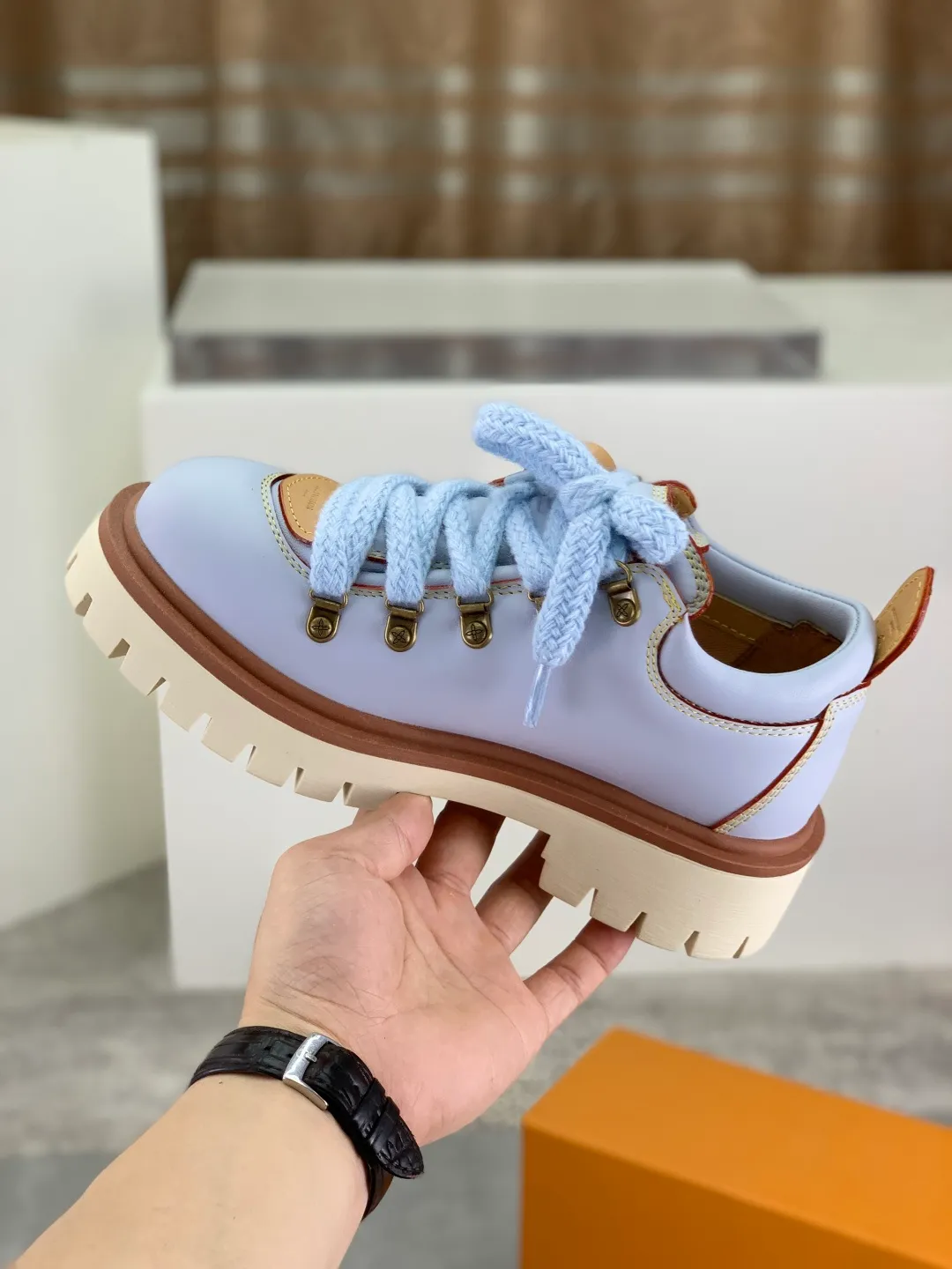 Men's shoes 💰P680 new LV | Louis Vuitton 🧡💚2025 autumn and winter new models, top version ⚠️ The counter features the latest LV REMIX lace-up mountaineering derby shoes, new hard goods 🆕 ❥BS purchasing level! Full of high-end feel! A popular model among bloggers at home and abroad, it’s retro and fashionable, and looks stunning on your feet! Mainly recommended models on the official website★ ━━━━━ ЅᏇєєt ━━━━━ ▪️Upper: top-grade first-layer cowhide ▪️Lining: imported sheepskin ▪️Outsole: original open-molded TPU non-slip outsole ▪️Sole height: 3.5cm ▪️Shoe size: Women 35-41 (41 customization is not returnable) Male 39-45 (46 customized, non-refundable)
